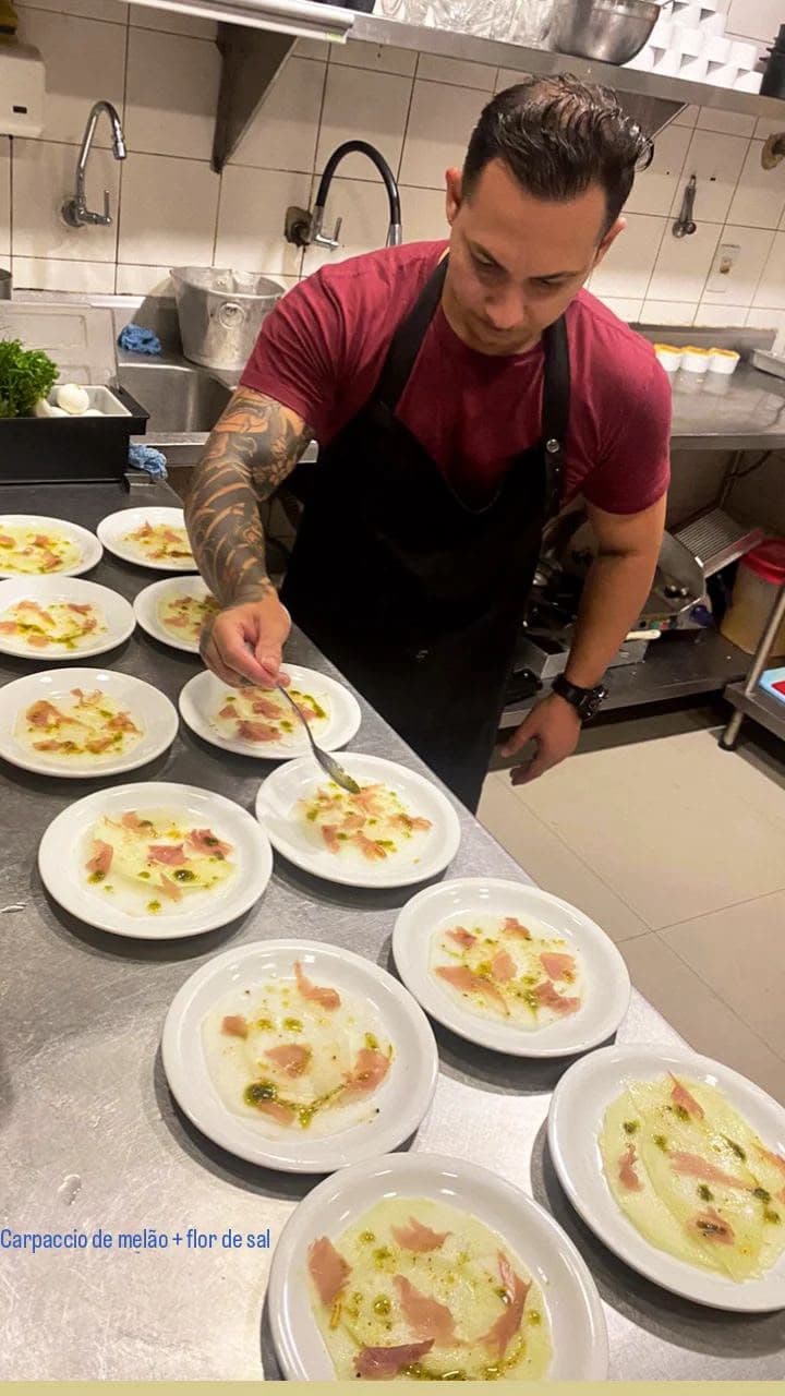 Chef servindo um carpaccio de melão