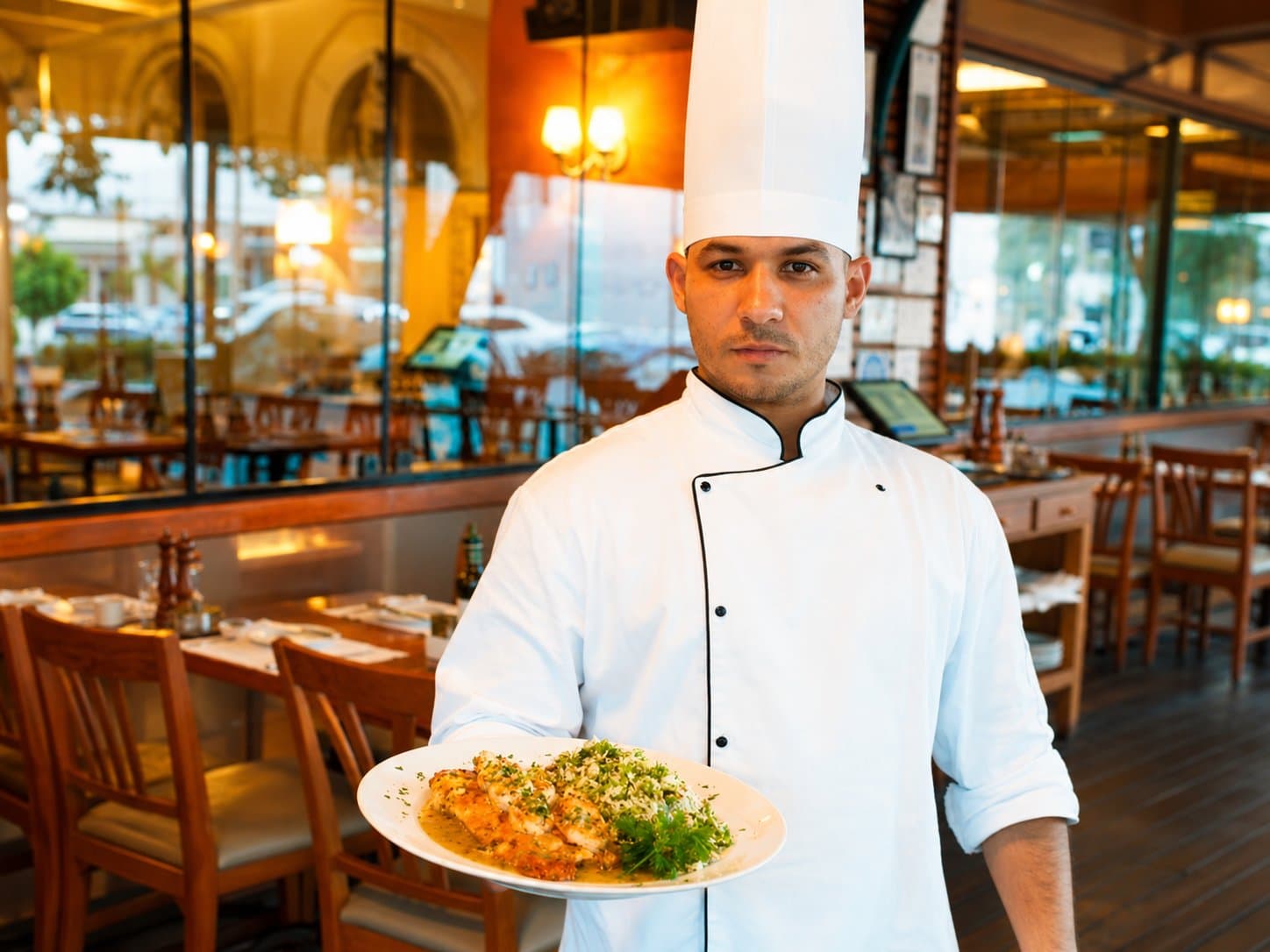 Chef Francisco Thamiro apresentando um prato autoral no salão do restaurante
