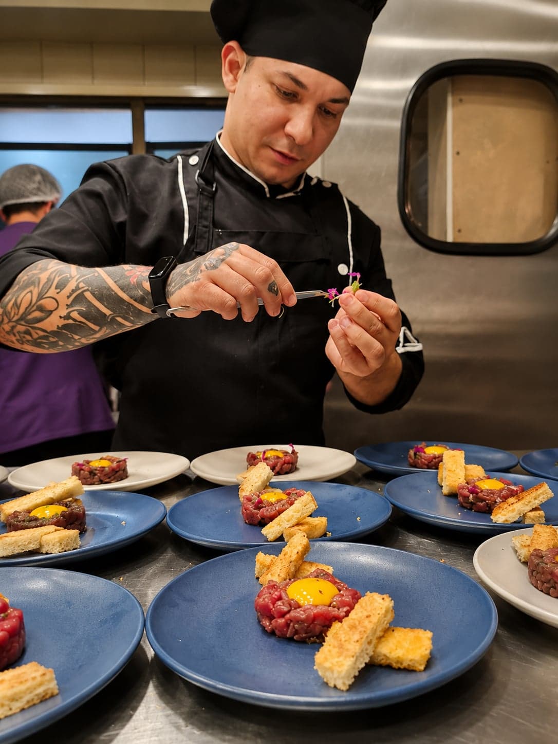 Francisco Thamiro finalizando um steak tartare no Rio de Janeiro
