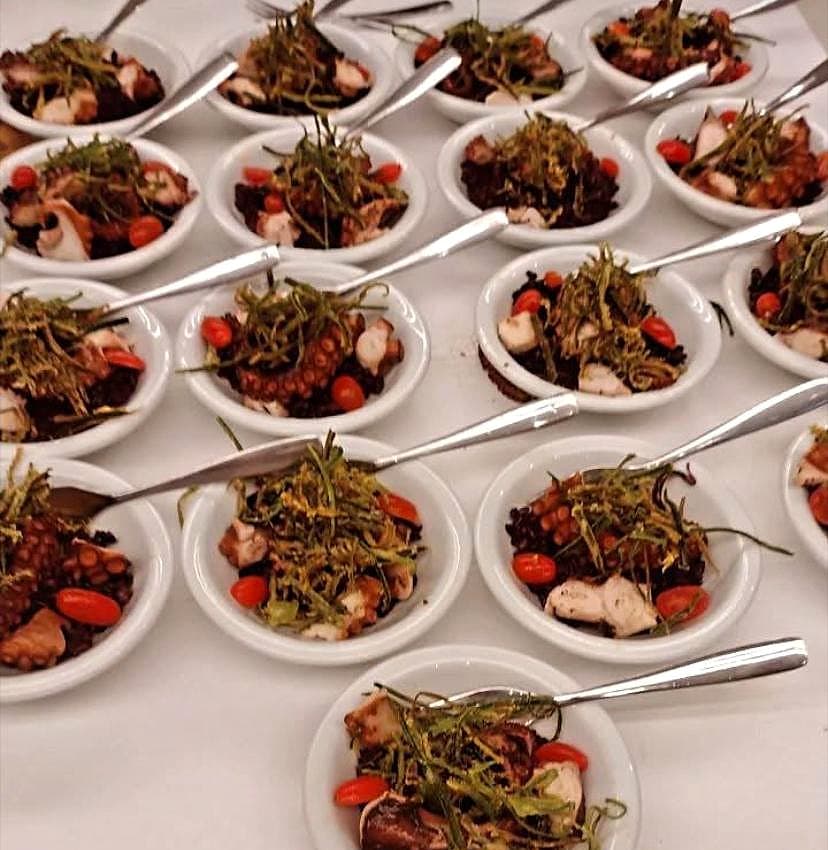 Mini polvo, arroz negro e alga crocante