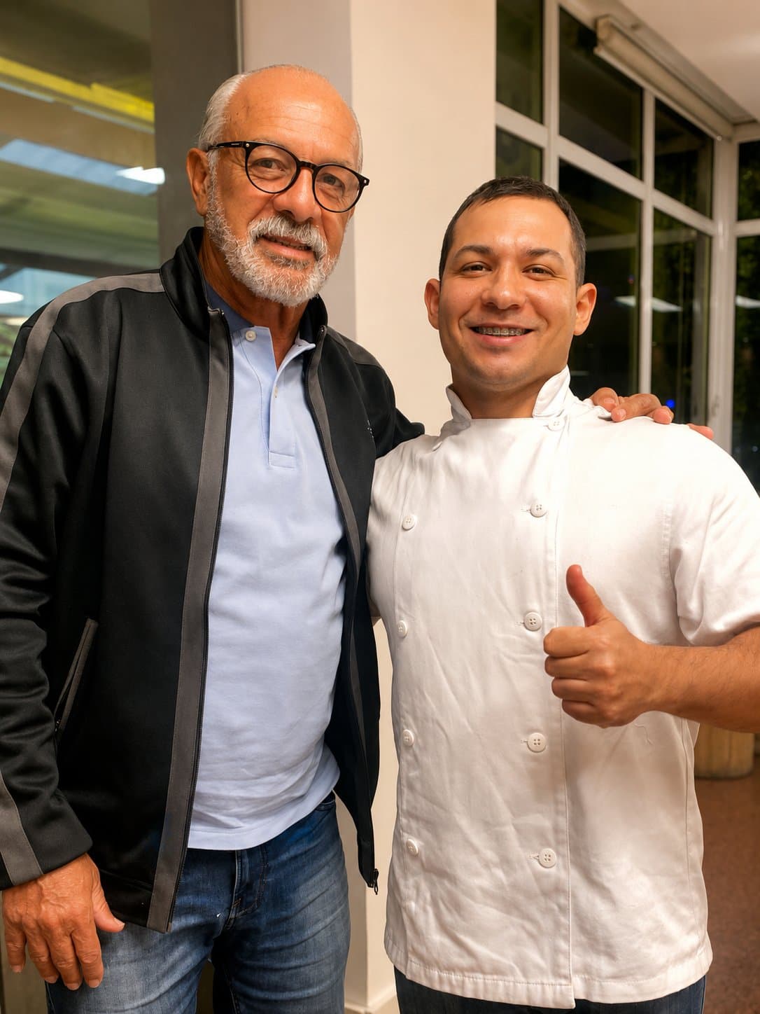 Chef Francisco Thamiro ao lado de um convidado