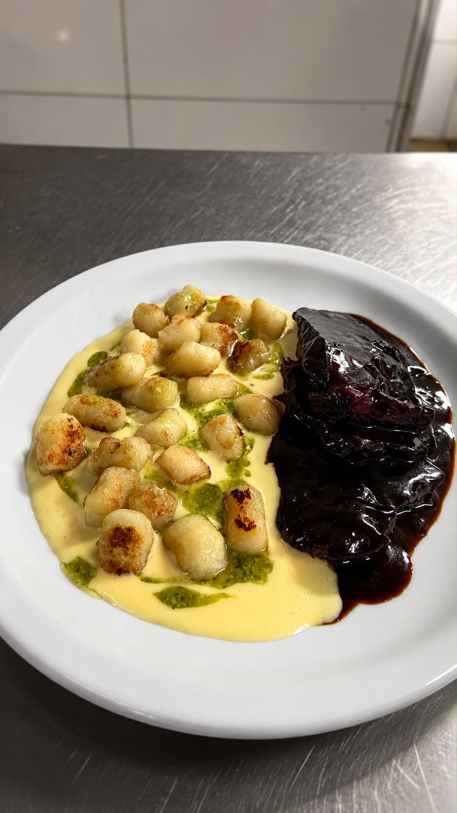 Nhoque com Fonduta de Queijo e Brasato